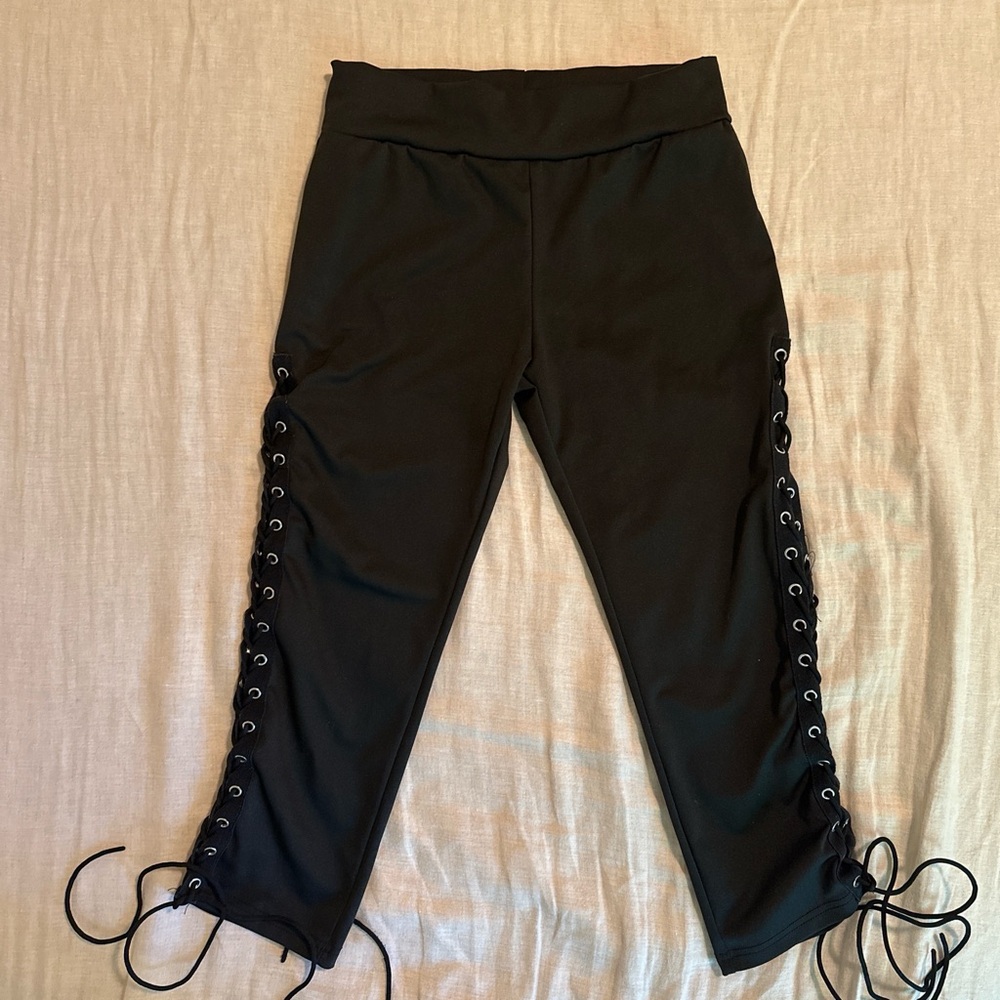 Y2K Black Lace-Up Side Capri Leggings